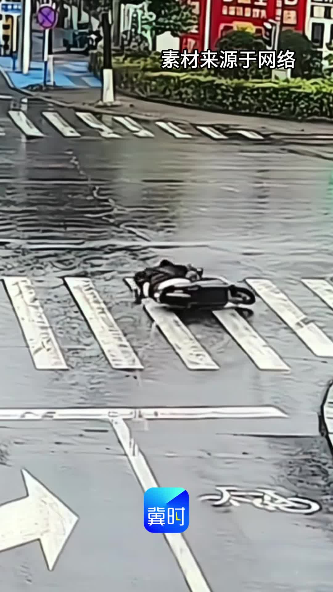 交警提醒：雨天标线遇水湿滑  骑车需降车速 尽量避让